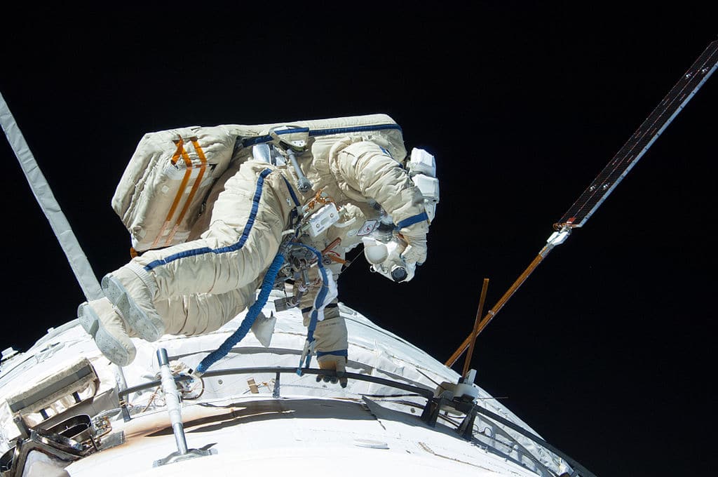 Космонавт Мисуркин в открытом космосе