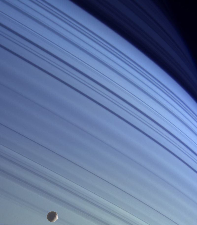 Мимас на голубом фоне северных широт Сатурна