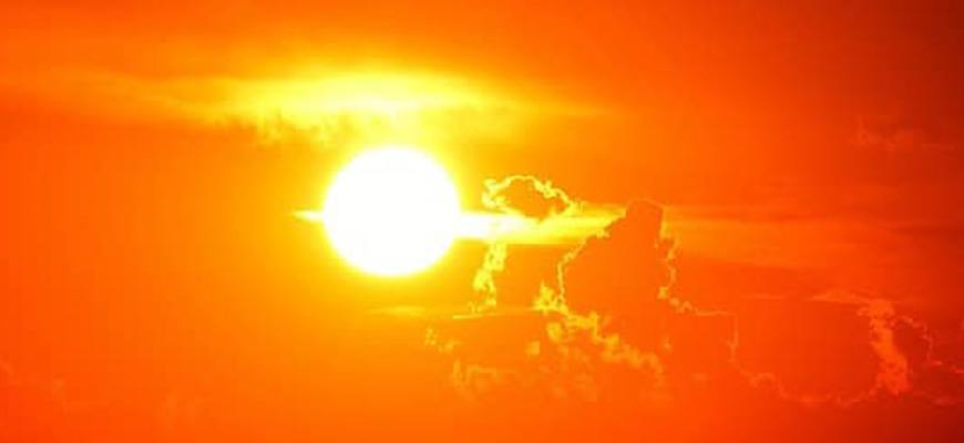 Сколько свет идет от Солнца до Земли?