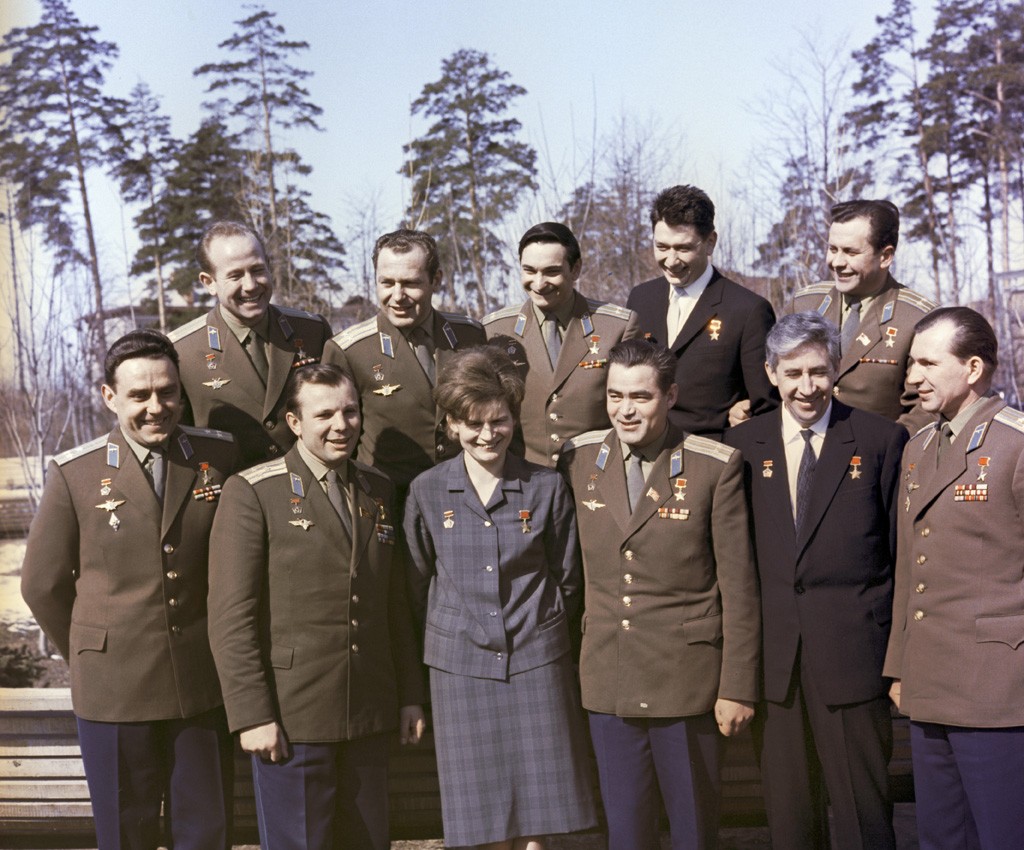 Борис Егоров (второй справа во втором ряду) с другими летчиками-космонавтами СССР, 1 июля 1965.