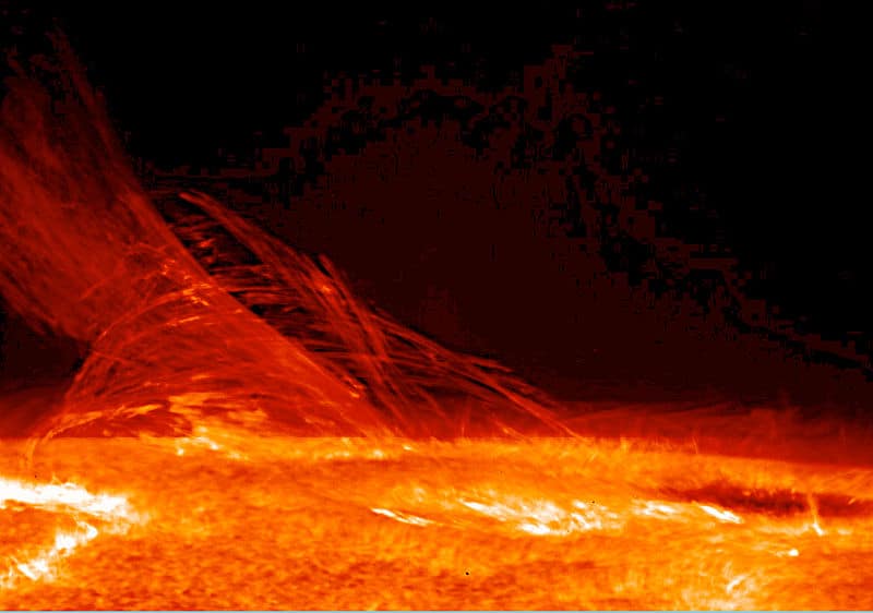 Изображение поверхности и короны Солнца, полученное Солнечным оптическим телескопом (SOT) на борту спутника Hinode. Получено 12 января 2007 года.