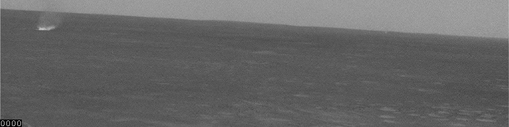 Прохождение пылевого вихря по поверхности Марса, заснятое марсоходом «Спирит», 2005 г.