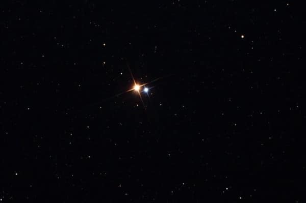 B Cyq - бета Лебедя. Альбирео. Звездная пара в созвездии Лебедя. Голубоватый спутник, который в 200 раз ярче Солнце, вращается вокруг желтой звезды, превосходящая Солнце по яркости в 1000 раз