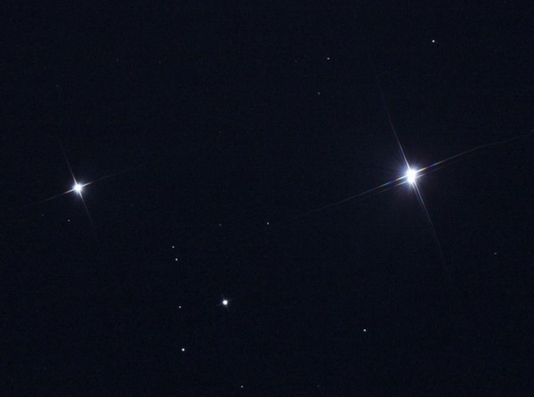 Мицар и Алькор. Мицар справа - двойная звезда. Слева - спутник Алькор. Между ними всего один световой год