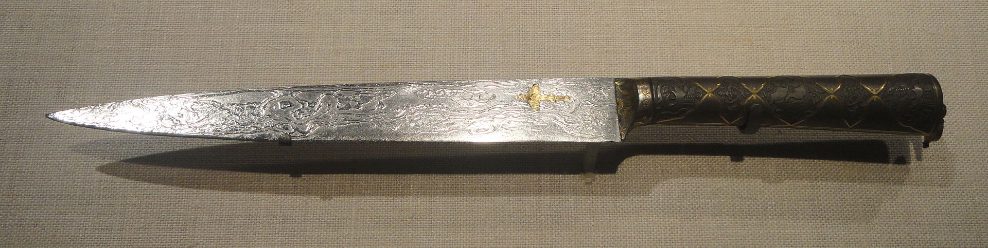 Метеоритный железный кинжал императора Джахангира, династия Моголов, 1621, Индия, стальной клинок с метеорным железом, железной рукоятью и золотой инкрустацией - Свободная Галерея искусства