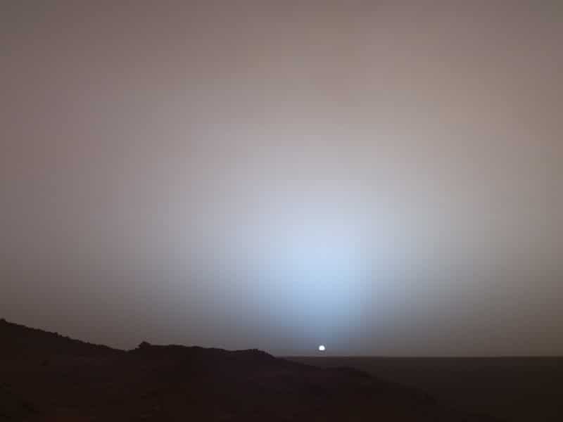 19 мая 2005 года марсоход NASA Mars Exploration Rover Spirit запечатлел этот потрясающий вид, когда Солнце опустилось ниже края кратера Гусева на Марсе.
