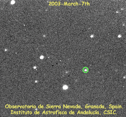 Анимация из трёх снимков, сделанных 7, 9 и 10 марта 2003 года, на которых Хаумеа была открыта испанскими астрономами