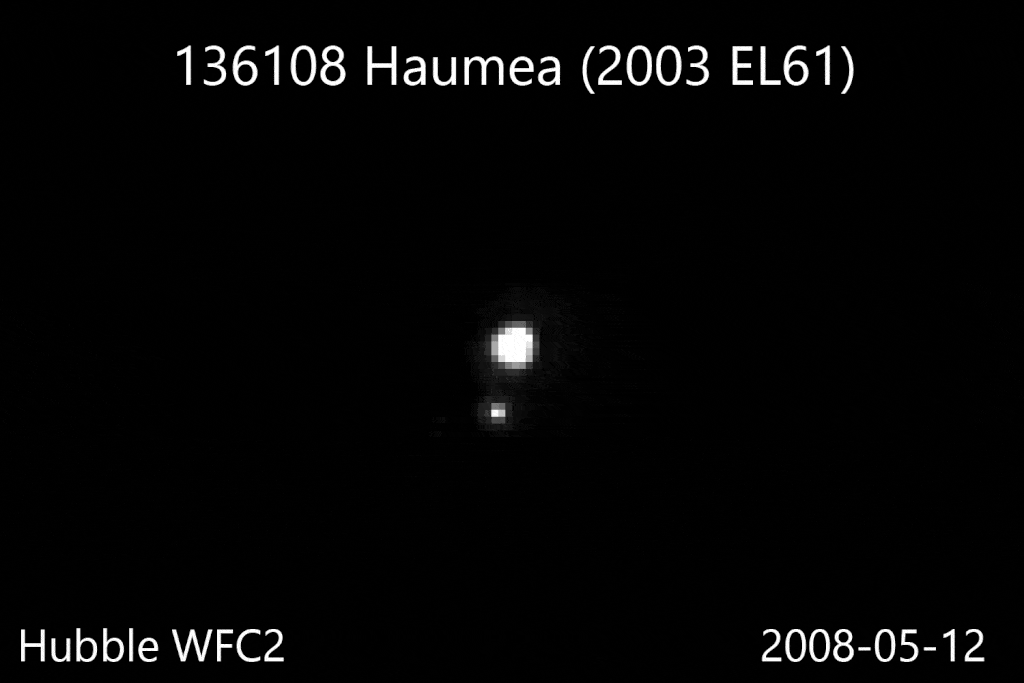 Карликовая планета Хаумеа и ее спутники, снятые камерой WFC2 космического телескопа Хаббла с 12 мая 2008 года по 19 мая 2008 года. Более яркая точка, вращающаяся вокруг Хаумеа, - это большая внешняя Луна Хииака, а более слабая точка-меньшая внутренняя Луна Намака. Эта анимация орбит лун охватывает 7 дней, и орбитальная плоскость Намаки ориентирована вертикально.
