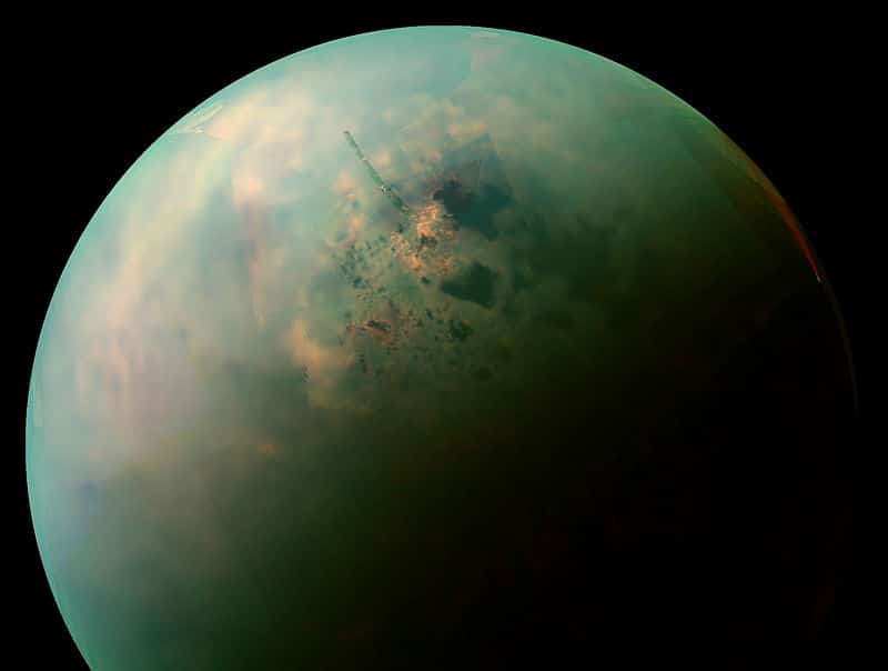 Эта цветная мозаика, собранных космическим аппаратом Cassini НАСА, показывает различия в составе поверхностных материалов вокруг углеводородных озер на Титане, крупнейшей луне Сатурна. Титан-единственное место в Солнечной системе, которое, как мы знаем, имеет жидкость на своей поверхности, хотя его озера состоят из жидкого этана и метана, а не из жидкой воды. Хотя у южного полюса Титана есть одно большое озеро и несколько небольших, почти все озера Титана появляются вблизи Северного полюса Луны. 
